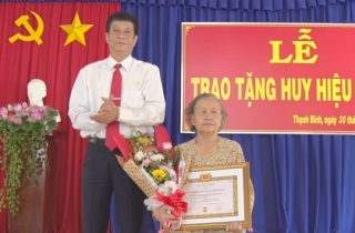 Trao huy hiệu 50 tuổi Đảng tại xã Thạnh Bình