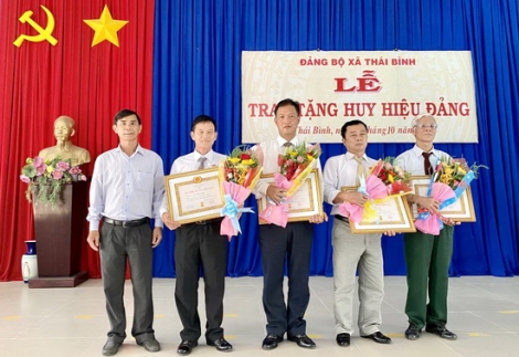 Châu Thành: Trao huy Hiệu 45, 40, 30 tuổi Đảng