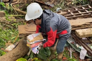 Chùm ảnh: Sách vở học sinh chôn vùi ở Trà Leng