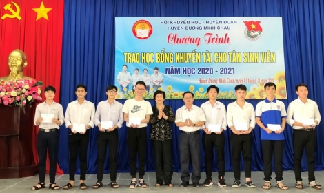 Trao học bổng khuyến tài cho các tân sinh viên