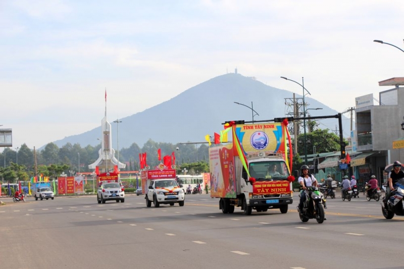 Các đội dự thi tuyên truyền lưu động toàn quốc dâng hương tại Đài tưởng niệm Anh hùng liệt sĩ tỉnh Tây Ninh