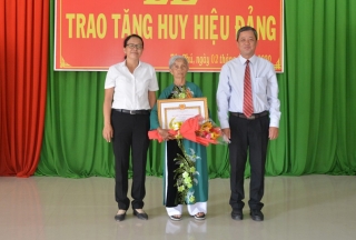 Tân Châu trao tặng huy hiệu 50 năm tuổi Đảng tại xã Tân Phú