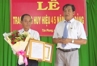 Tân Biên: Trao Huy hiệu 45 năm tuổi Đảng cho đảng viên tại xã Tân Phong
