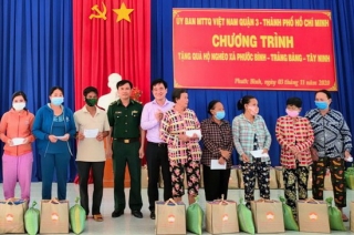 MTTQ quận 3, TP. Hồ Chí Minh tặng quà cho hộ nghèo xã Phước Bình