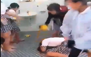 Gò Dầu: Học sinh nữ đánh nhau trong nhà vệ sinh vì “trả thù” trên mạng xã hội