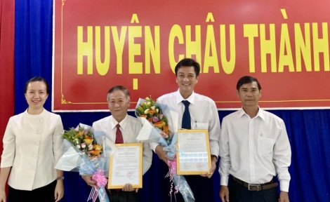 Châu Thành trao quyết định chuẩn y lãnh đạo UBND, HĐND