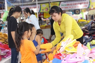Phiên chợ Hàng Việt về biên giới tại huyện Bến Cầu