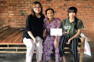 Trao tiền hỗ trợ hai chị em mồ côi tại phường Ninh Thạnh