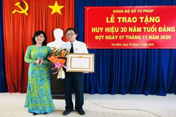 Trao Huy hiệu 30 năm tuổi Đảng cho Phó Giám đốc Sở Tư pháp