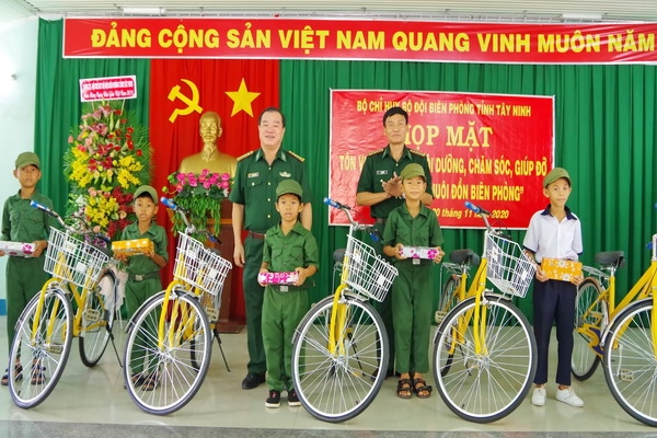 Biên phòng Tây Ninh: Sơ kết 1 năm thực hiện mô hình “Con nuôi Đồn biên phòng”