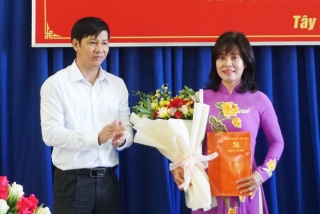 Bà Nguyễn Thị Xuân Hương giữ chức vụ Hiệu trưởng Trường Chính trị