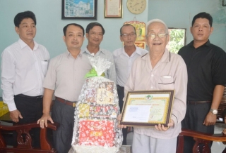 Hòa Thành: Trao thiếp mừng thọ của Chủ tịch nước tặng các cụ trên 100 tuổi