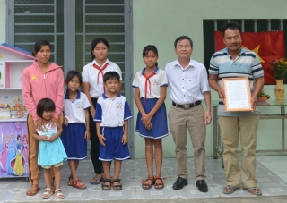 Tân Châu bàn giao 2 nhà khăn quàng đỏ cho học sinh nghèo