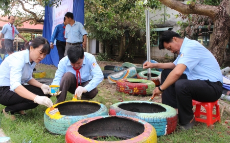 Thực hiện công trình măng non "Vườn hoa Đội em"