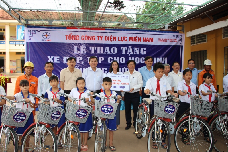 Tặng xe đạp và tập vở cho học sinh hiếu học, vượt khó