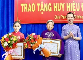Châu Thành trao huy hiệu 50, 45, 40 và 30 năm tuổi Đảng
