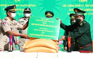 Biên phòng Việt Nam và Tập đoàn TTC tặng 200 tấn gạo cho lực lượng quản lý, bảo vệ biên giới Campuchia