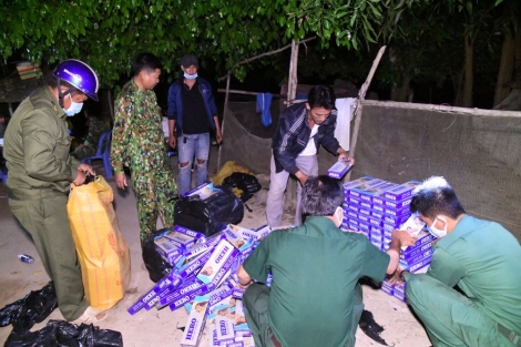 Đồn Biên phòng Vàm Trảng Trâu phối hợp với Công an huyện Châu Thành bắt vụ buôn lậu thuốc lá ngoại qua biên giới