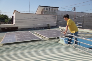 Điện mặt trời mái nhà “làm nóng” nghị trường