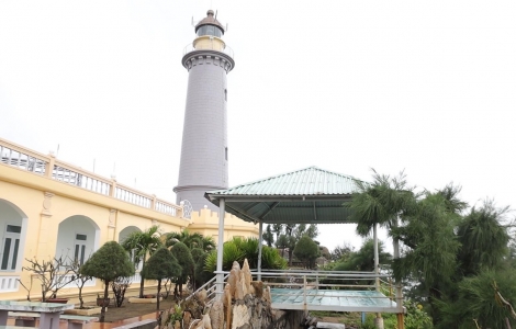 Thăm ngọn hải đăng 130 năm tuổi ở nơi bình minh bắt đầu tại Việt Nam