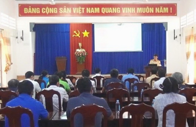 Ban ATGT Dương Minh Châu tuyên truyền luật giao thông cho chủ xe, tài xế