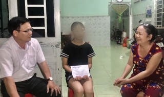Chủ tịch UBND huyện Dương Minh Châu thăm bé gái bị hành hung sau vụ va chạm giao thông