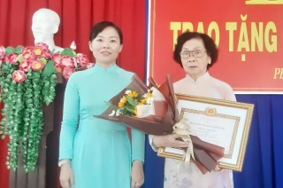 Đảng ủy phường 2 tổ chức trao tặng huy hiệu 50 năm tuổi Đảng