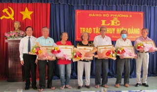 Thành ủy Tây Ninh: Trao Huy hiệu Đảng cho đảng viên phường 1, 3