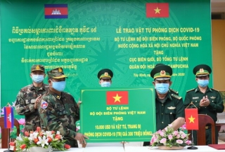 Bộ Tư lệnh BĐBP Việt Nam hỗ trợ kinh phí và vật tư phòng chống dịch cho Cục Biên giới Campuchia