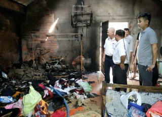 Trảng Bàng: Thăm, hỗ trợ gia đình bị sét đánh cháy nhà tại phường Lộc Hưng