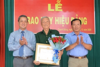 Tân Châu: Trao tặng Huy hiệu 55 năm tuổi Đảng cho đảng viên