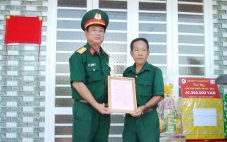 Trao nhà “Tình nghĩa Quân-dân” ở huyện Dương Minh Châu