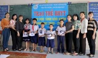 Tặng thẻ bảo hiểm y tế cho học sinh nghèo tại xã Bàu Năng