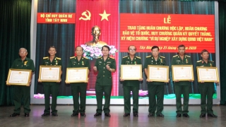 144 cán bộ lực lượng vũ trang Bộ CHQS tỉnh nhận Huân chương, Kỷ niệm chương