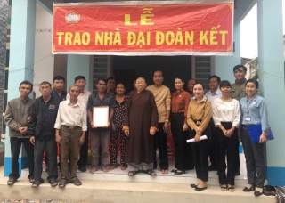 MTTQVN thị trấn Tân Biên trao nhà đại đoàn kết cho hộ cận nghèo