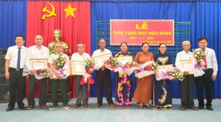 Trao tặng Huy hiệu Đảng cho các đảng viên tại Trảng Bàng, Tân Biên