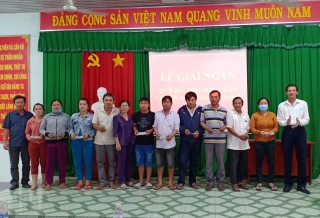 Giải ngân vốn hỗ trợ cho nông dân xã Phước Đông