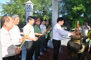 Ban Chỉ đạo phòng chống dịch quốc gia viếng Nghĩa trang liệt sĩ Tân Biên (Đồi 82)