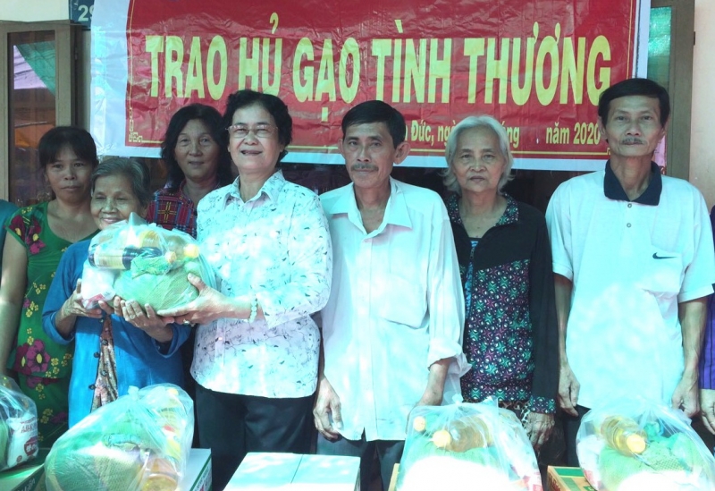 Trao hũ gạo tình thương cho phụ nữ khó khăn