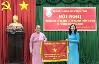 Hội Người tù kháng chiến huyện Châu Thành nhận cờ “Đơn vị dẫn đầu phong trào thi đua”