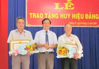 Nguyên Giám đốc Ngân hàng Nhà nước tỉnh Tây Ninh nhận Huy hiệu 55 năm tuổi Đảng