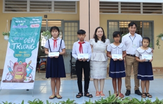 Trao học bổng Tiếp sức đến trường cho học sinh huyện Châu Thành