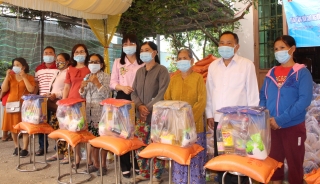 Tặng 170 phần quà cho người có hoàn cảnh khó khăn ở thị xã Hoà Thành