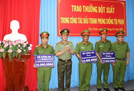 Công an tỉnh: Trao thưởng đột xuất cho các tập thể xuất sắc