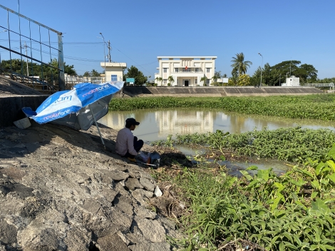 Bất chấp cảnh báo, nhiều người vẫn vào vùng nguy hiểm của đập Tha La để …câu cá