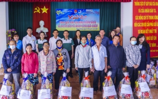 Vietcombank Tây Ninh tặng quà tết cho người nghèo Tân Châu