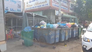 Tập kết rác thải trước cổng chợ làm mất mỹ quan và ô gây nhiễm môi trường