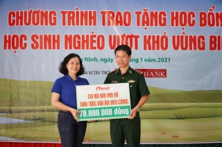 Báo Phụ Nữ TP. Hồ Chí Minh trao học bổng cho trẻ em biên giới Tây Ninh