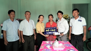 Trao vốn khởi nghiệp cho phụ nữ nghèo tại thị trấn Dương Minh Châu