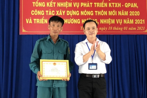 Khen thưởng dân quân xã nhặt được của rơi, trả lại người mất